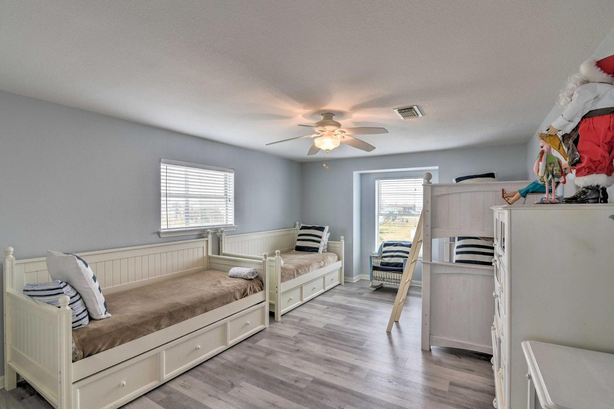 Oceanfront Galveston Home - Walk To Beach! Экстерьер фото
