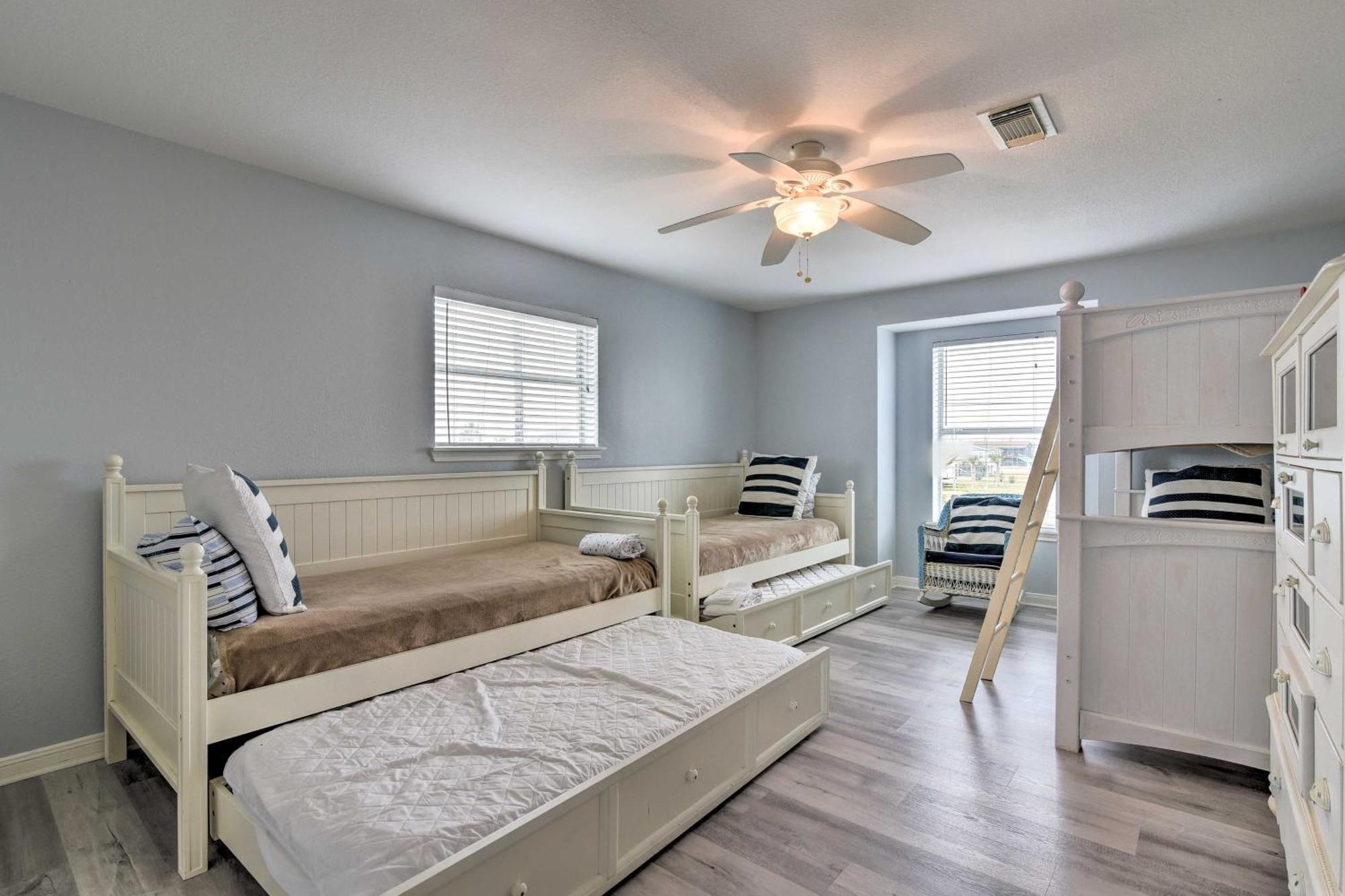 Oceanfront Galveston Home - Walk To Beach! Экстерьер фото